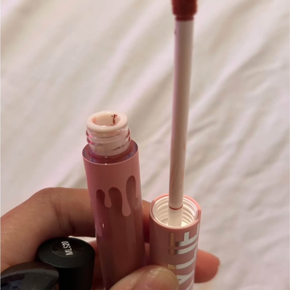 Kylie Jenner matte lipstick tone 808 - Picture 2 of 3